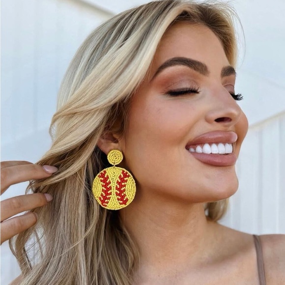NEW Beaded Softball Earrings 🥎 - Picture 6 of 6